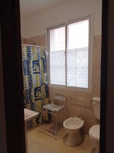 a bathroom with a toilet and a window at Departamento Independiente Quitilipi in San Salvador de Jujuy