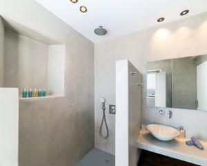 A bathroom at Villa Agavi - Private Pool & Security included - Ideal for events