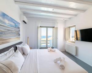 A bed or beds in a room at Villa Agavi - Private Pool & Security included - Ideal for events