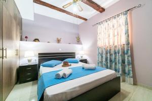 ein Schlafzimmer mit einem Bett mit Handtüchern darauf in der Unterkunft Kohili Retreat in Peroulades