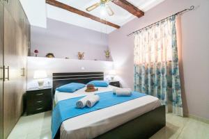 a bedroom with a bed with towels on it at Kohili Retreat in Peroulades