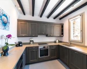 A kitchen or kitchenette at Villa Agavi - Private Pool & Security included - Ideal for events