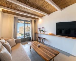 A television and/or entertainment centre at Villa Agavi - Private Pool & Security included - Ideal for events