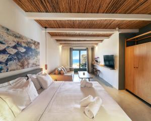 A television and/or entertainment centre at Villa Agavi - Private Pool & Security included - Ideal for events