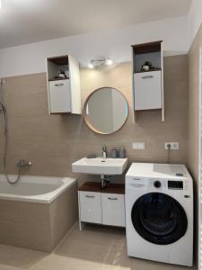 a bathroom with a washing machine and a sink at Wiener Townhouse Schönbrunn in Vienna