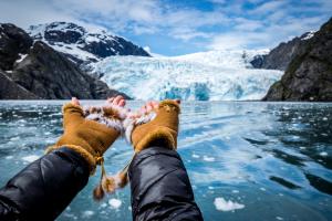 una persona con sus pies en el agua con un glaciar en Coho Salmon, en Soldotna