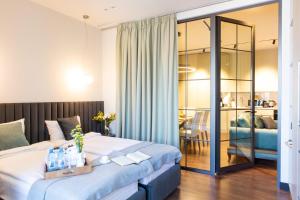 een hotelkamer met een groot bed en een kamer bij hotelise I Shard Apartment in Jerevan