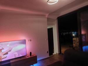 En TV eller et underholdningssystem på Seaview Holiday Apartment, Fresh & renovated