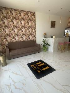 Life Hotel في كازالنووفو دي نابولي: غرفة معيشة مع أريكة وسجادة على الأرض