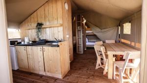 a room with a kitchen and a table in a tent at Lisboa Bungalows in Lisbon