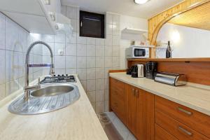 Kuchyň nebo kuchyňský kout v ubytování Apartment Chiara + 9 fotografií