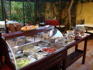 un buffet composé de nombreux plats différents sur une table dans l'établissement Villa Danlin Hotel, à Göcek