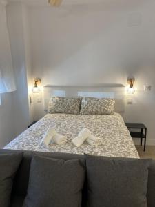 1 dormitorio con 1 cama con 2 toallas en Bravo Murillo Apartments, en Madrid