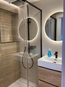 y baño con ducha y lavamanos. en Bravo Murillo Apartments, en Madrid