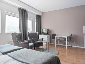 Habitación de hotel con 2 camas, mesa y sillas en Part-Time Home Rotebro Station, en Estocolmo