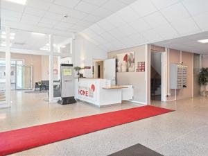 una grande stanza con un tappeto rosso sul pavimento di Part-Time Home Rotebro Station a Stoccolma
