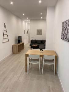 Una televisión o centro de entretenimiento en Matadero Apartments 2