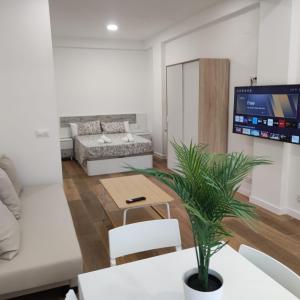 sala de estar con sofá y mesa en Garcia Noblejas Apartments, en Madrid