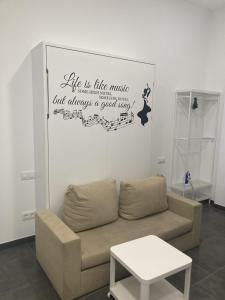 una sala de estar con sofá y un cartel en la pared en Ensanche1 Apartments, en Madrid