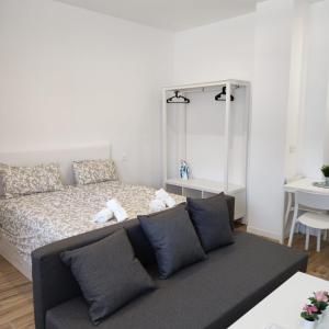 sala de estar con cama y sofá en Manzanares Apartments, en Madrid
