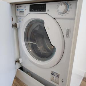una lavadora con la puerta abierta en una habitación en Manzanares Apartments, en Madrid