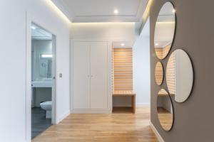 a hallway with a mirror and a bathroom with a toilet at Monte Carmelo in Seville