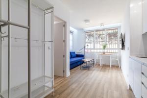 salon z niebieską kanapą i stołem w obiekcie Arturo Soria Apartments2 w Madrycie