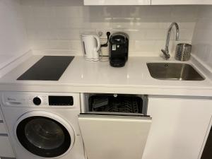A kitchen or kitchenette at Plaza Castilla Apartments