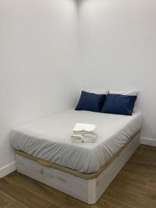 Una cama con dos toallas encima. en Nuevo piso Retiro 2, en Madrid