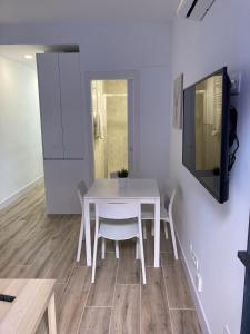 A television and/or entertainment centre at Plaza Castilla Apartments