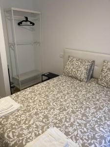 A bed or beds in a room at Plaza Castilla Apartments