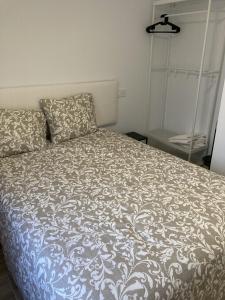 A bed or beds in a room at Plaza Castilla Apartments