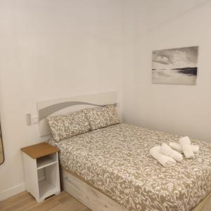 1 dormitorio con 2 almohadas en AV. Asturias Apartamento, en Madrid