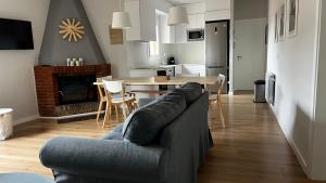 - un salon avec un canapé et une table dans l'établissement Apartaments La Pertusa, à Corçà