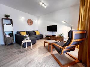 een woonkamer met een bank en een tv bij Casas del Sol in Playa Blanca