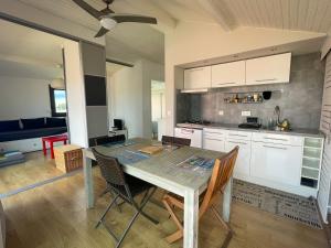 a kitchen with a table and chairs in a room at T2 Toit-Terrasse Canet - Plage à 5 min à pieds in Canet-en-Roussillon