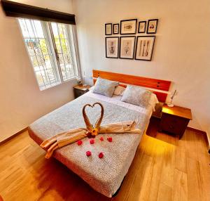 een slaapkamer met een bed met een boog erop bij Casas del Sol in Playa Blanca