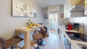 een keuken met een tafel en stoelen in een kamer bij Petite France with 1 free parking in Straatsburg