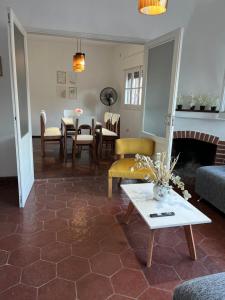 sala de estar con sofá y mesa en Casa del parque en Mendoza