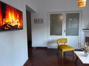 sala de estar con chimenea y silla en Casa del parque en Mendoza