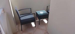 Habitación con 3 sillas, mesa y puerta en Oasis Palmeira, en Santa Maria