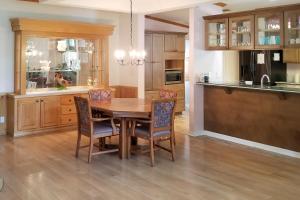 cocina grande con mesa de madera y sillas en Adeventure Abode, en Silver Springs
