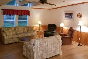 sala de estar con sofá y 2 sillas en Adeventure Abode, en Silver Springs