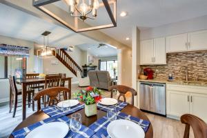 Η κουζίνα ή μικρή κουζίνα στο Walk to Lake Keowee Salem Townhome with Deck
