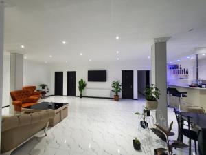 A television and/or entertainment centre at Hotel N