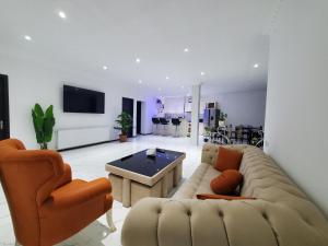 A television and/or entertainment centre at Hotel N