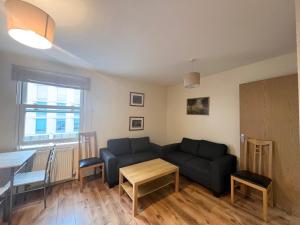 O zonă de relaxare la Lovely 2 Bedroom Apartment with Balcony - Euston