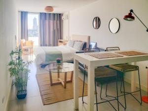 Un dormitorio con una cama y una mesa con escritorio. en Vizion Hollywood Apartments, en Buenos Aires