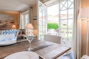 a dining room table with a view of the living room at Gelys Huus in Midlum +15 photos