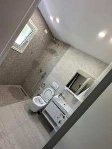 nad głową łazienki z toaletą i umywalką w obiekcie Vila Kapllani Rooms w Durrës